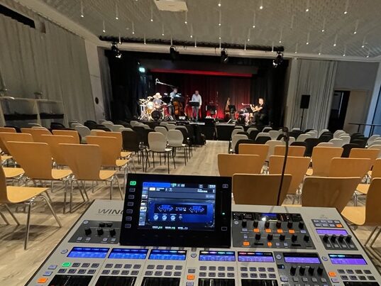 Blick vom Mischpult zur Konzertbühne