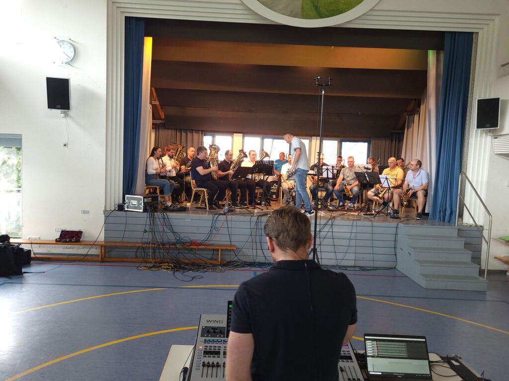 Streaming-Produktion mit Blasorchester während der Aufnahme