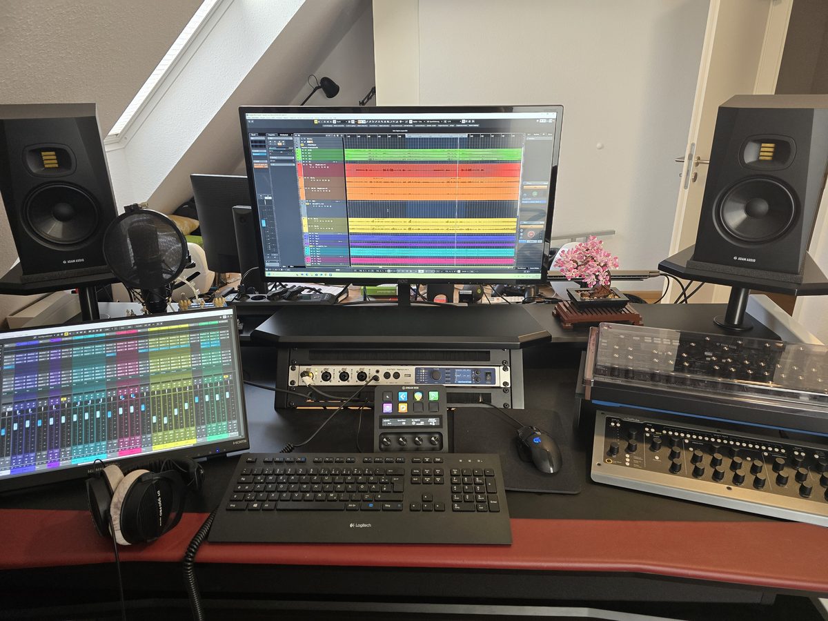 Homestudio mit DAW-Arbeitsplatz und Studiomonitoren