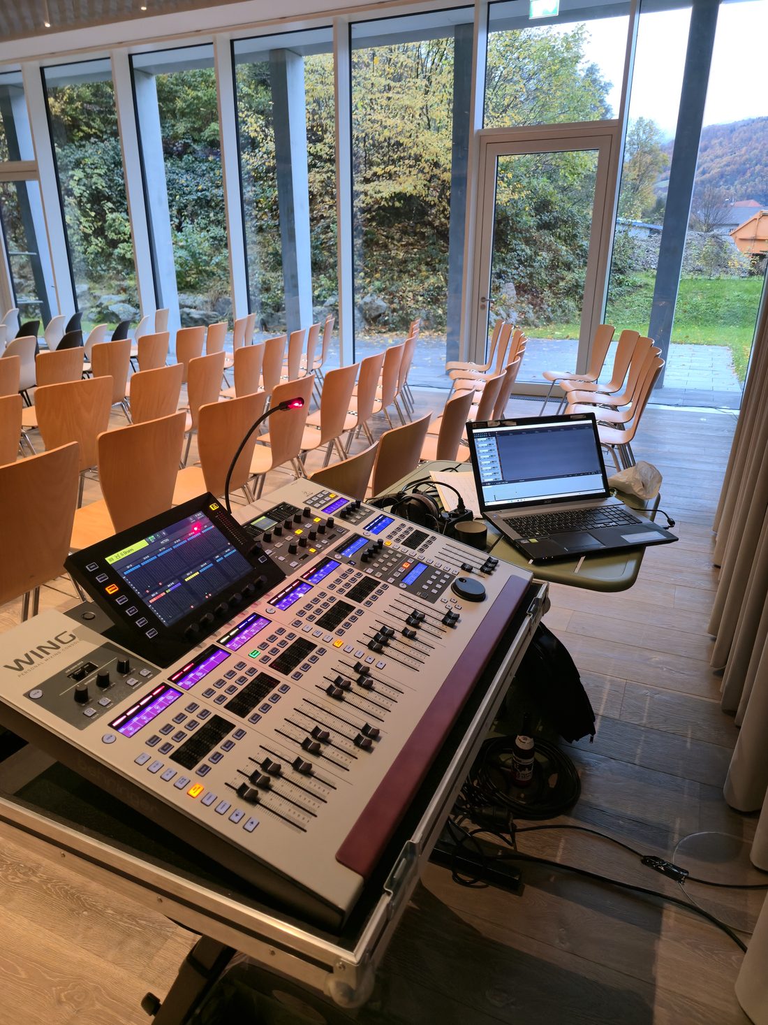 Behringer Wing Mischpult am FOH-Platz im Veranstaltungssaal